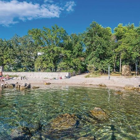 2 Bedroom Cozy Apartment In Omišalj Eksteriør bilde