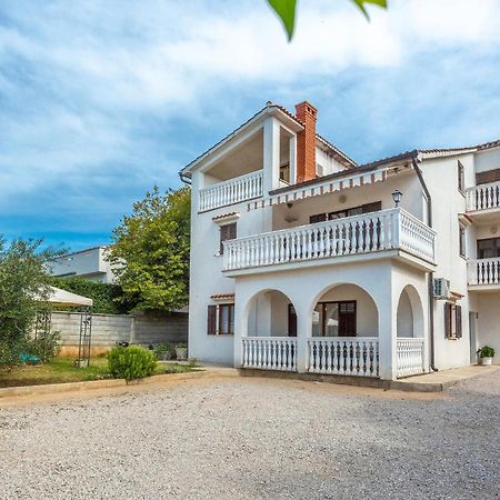 2 Bedroom Cozy Apartment In Omišalj Eksteriør bilde