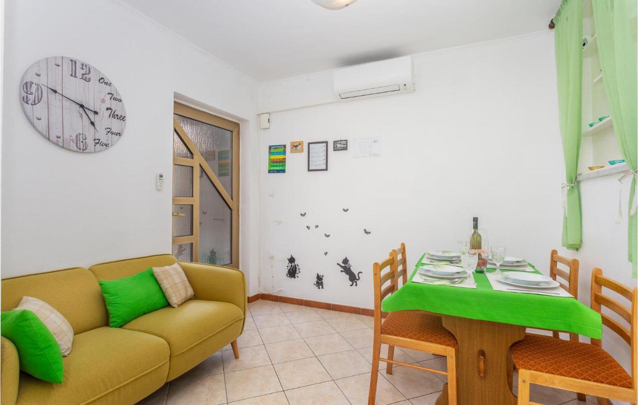 2 Bedroom Cozy Apartment In Omišalj Eksteriør bilde