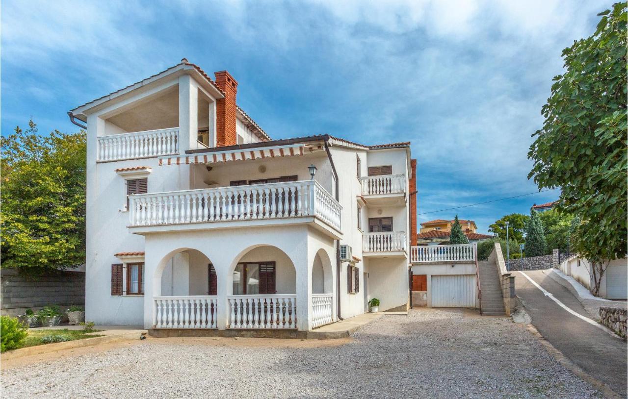 2 Bedroom Cozy Apartment In Omišalj Eksteriør bilde