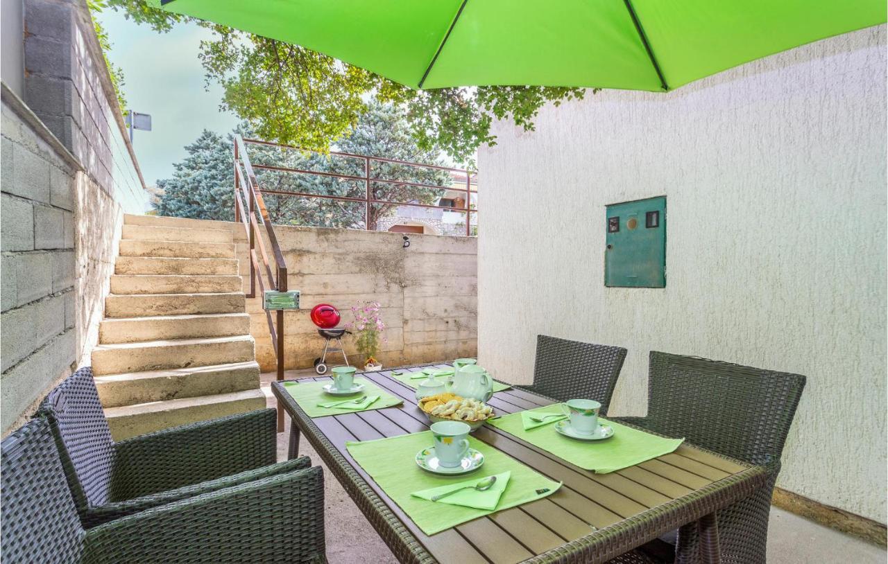 2 Bedroom Cozy Apartment In Omišalj Eksteriør bilde