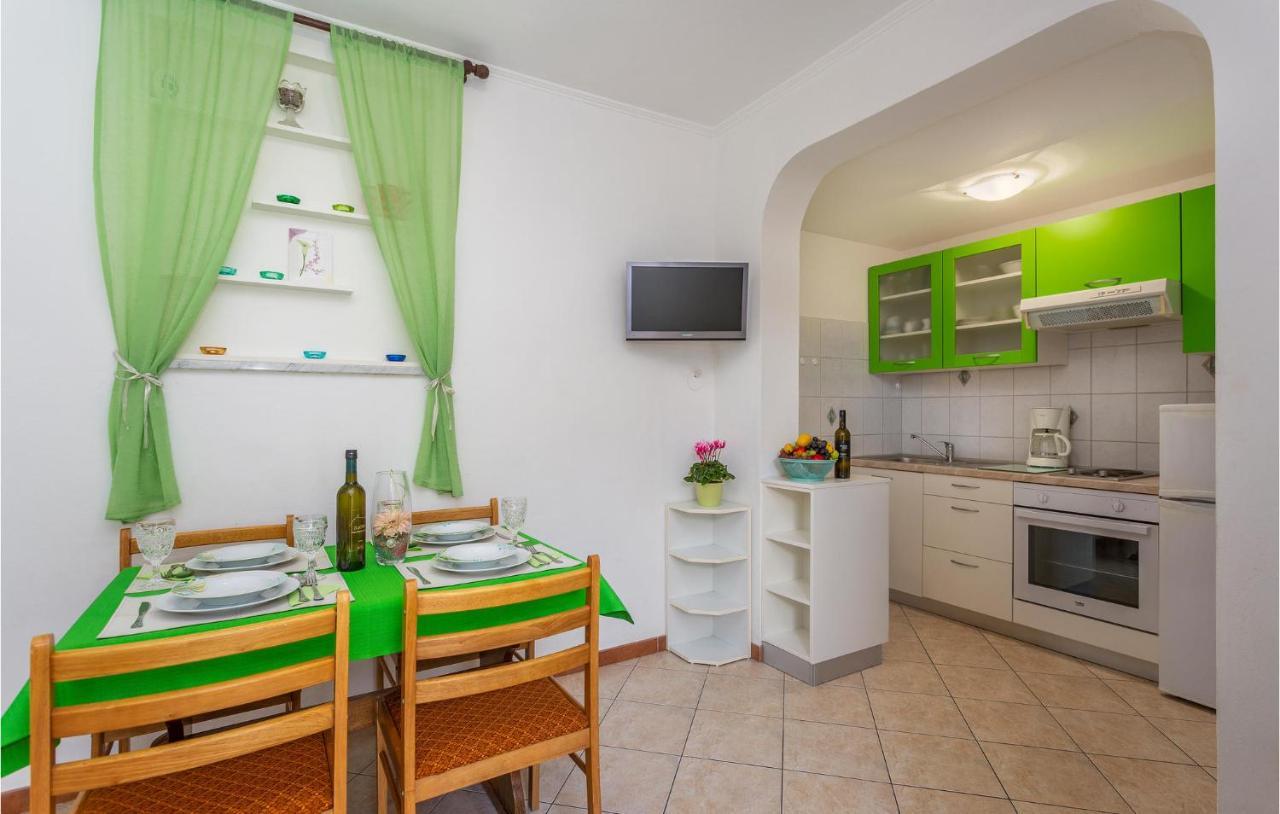 2 Bedroom Cozy Apartment In Omišalj Eksteriør bilde