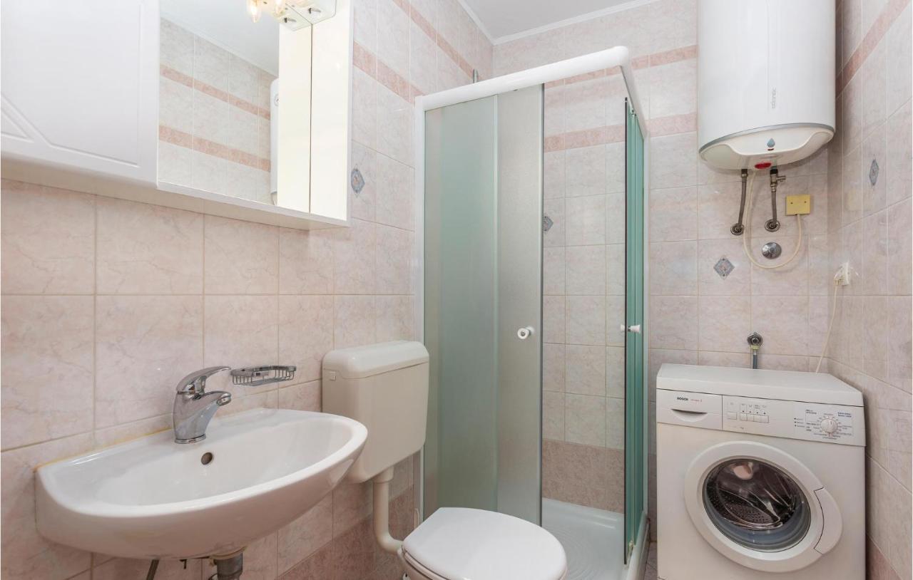 2 Bedroom Cozy Apartment In Omišalj Eksteriør bilde
