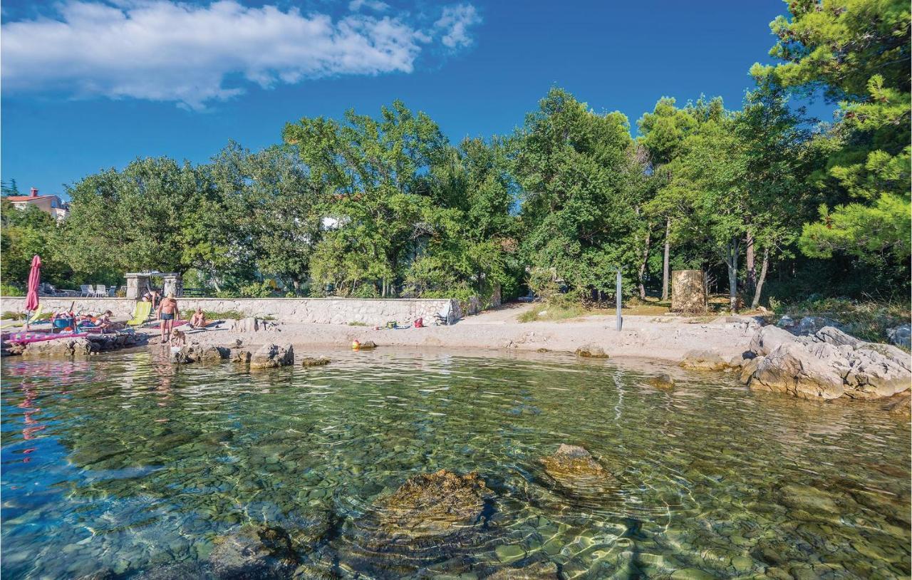 2 Bedroom Cozy Apartment In Omišalj Eksteriør bilde