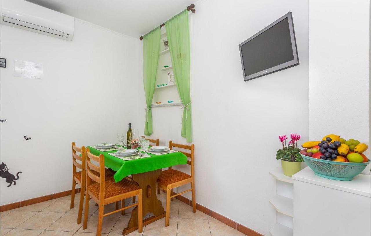 2 Bedroom Cozy Apartment In Omišalj Eksteriør bilde