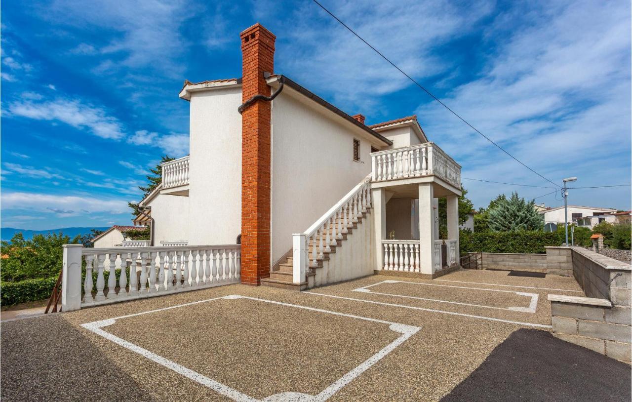 2 Bedroom Cozy Apartment In Omišalj Eksteriør bilde