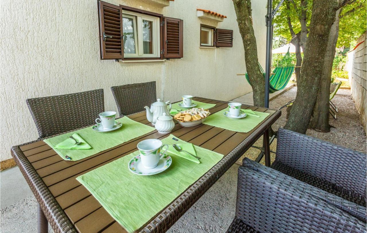 2 Bedroom Cozy Apartment In Omišalj Eksteriør bilde