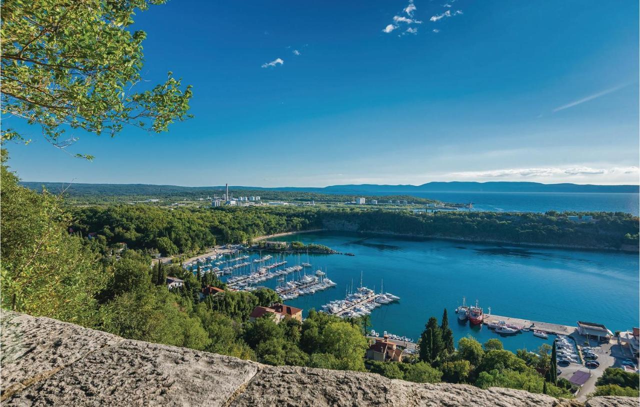2 Bedroom Cozy Apartment In Omišalj Eksteriør bilde