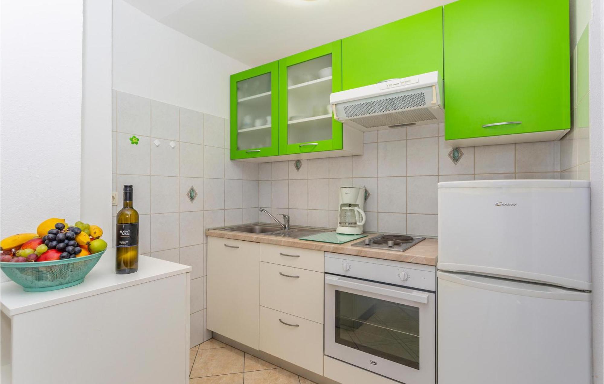 2 Bedroom Cozy Apartment In Omišalj Eksteriør bilde