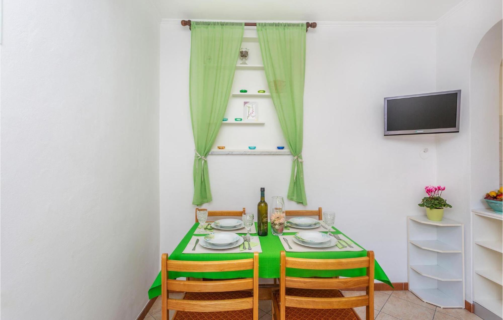 2 Bedroom Cozy Apartment In Omišalj Eksteriør bilde