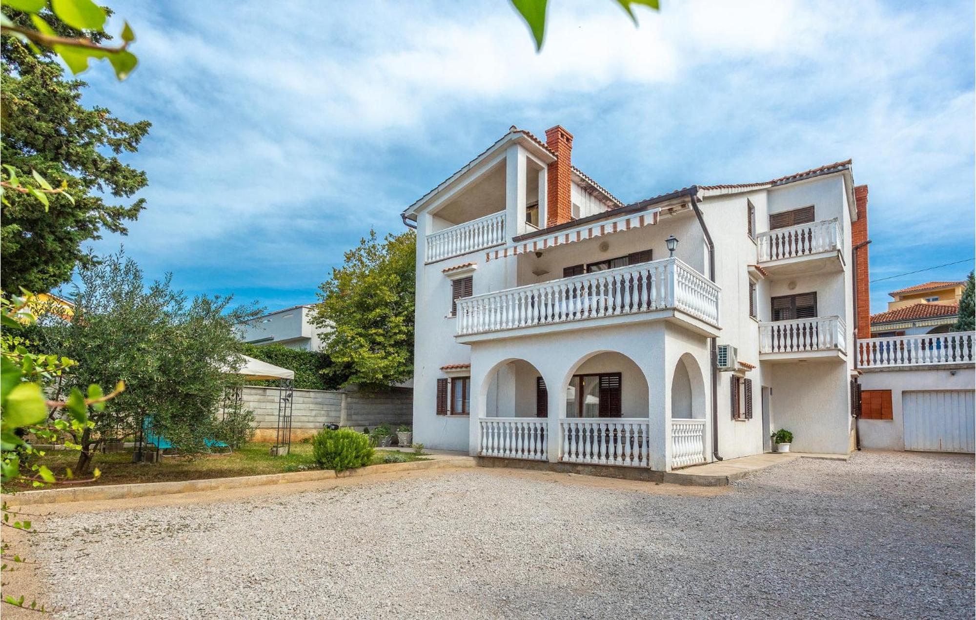 2 Bedroom Cozy Apartment In Omišalj Eksteriør bilde